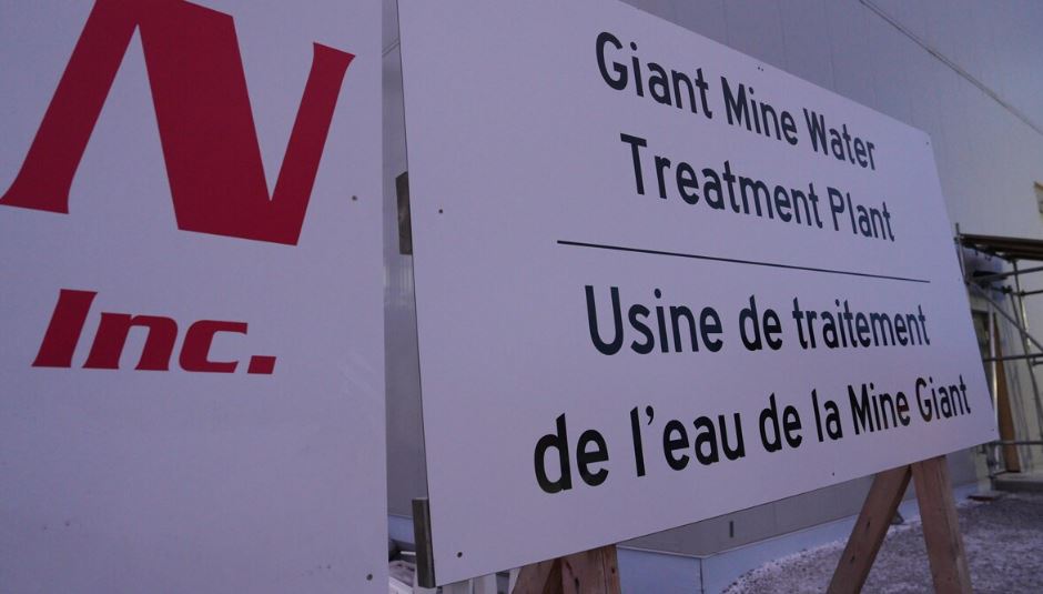 Un panneau indiquant l'entrée de l'usine de traitement des eaux de la mine.