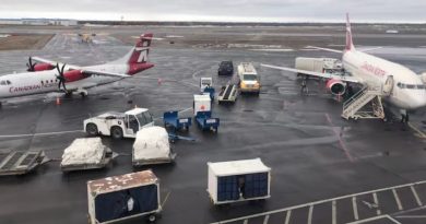 Des avions sur le tarmac de l'aéroport de Yellowknife, dans les Territoires du Nord-Ouest.