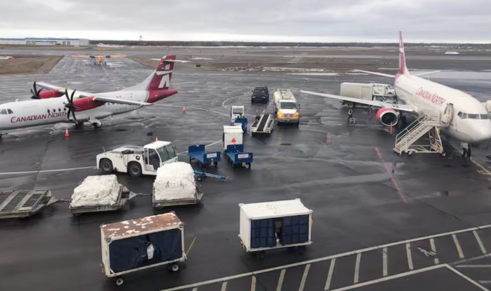 Des avions sur le tarmac de l'aéroport de Yellowknife, dans les Territoires du Nord-Ouest.