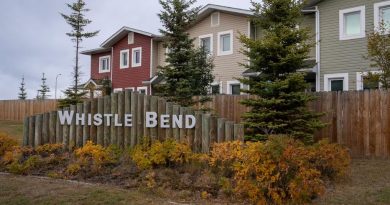 Une pancarte à l'entrée de Whistle Bend, à Whitehorse, le 7 octobre 2025.