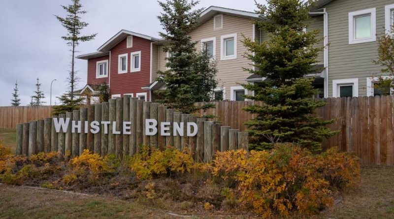 Une pancarte à l'entrée de Whistle Bend, à Whitehorse, le 7 octobre 2025.