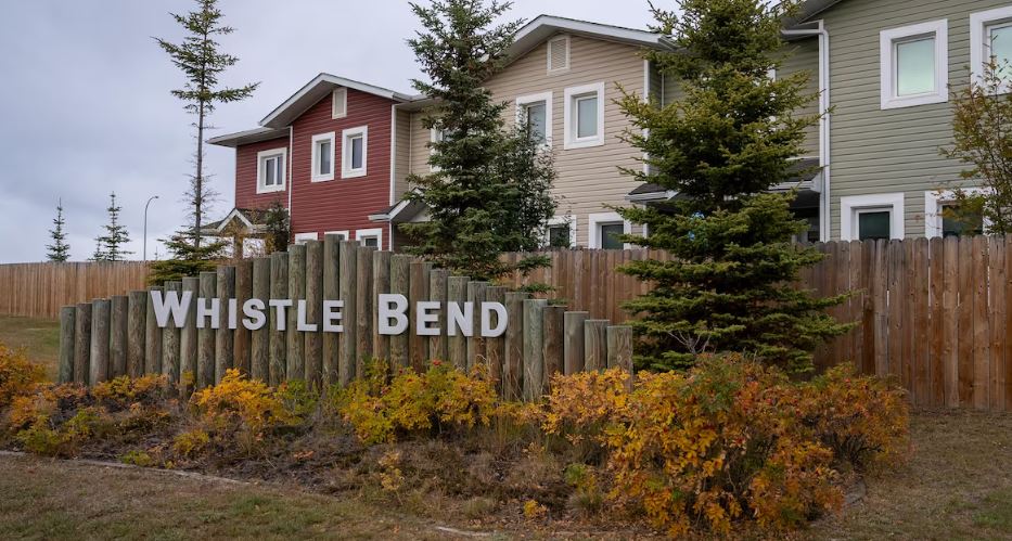 Une pancarte à l'entrée de Whistle Bend, à Whitehorse, le 7 octobre 2025.