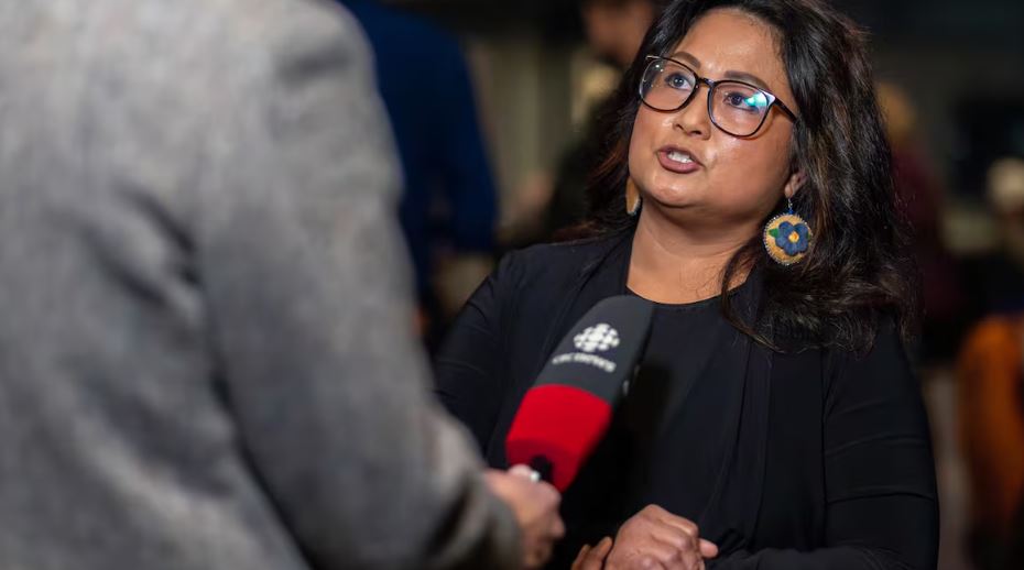 La députée élue Yvonne Clarke répond à des questions devant un micro.