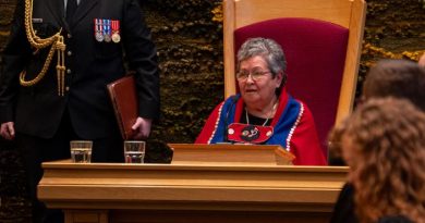 La commissaire Adeline Webber trône à l'Assemblée.