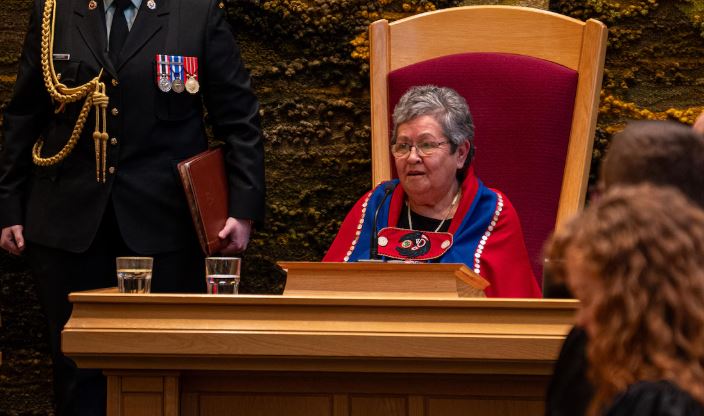 La commissaire Adeline Webber trône à l'Assemblée.