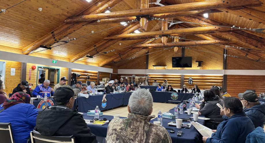 Les membres de Premières Nations en discussion lors d'une assemblée. 