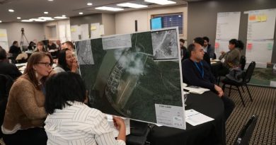 Des personnes dans une salle de conférence.