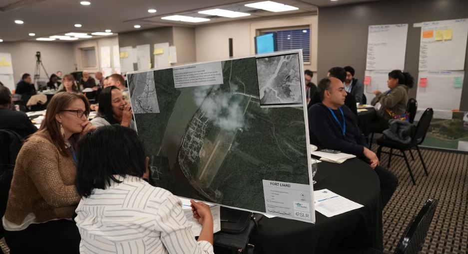 Des personnes dans une salle de conférence.