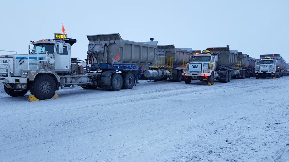 Des camions dans la neige.