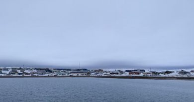 Un village près de l'eau.