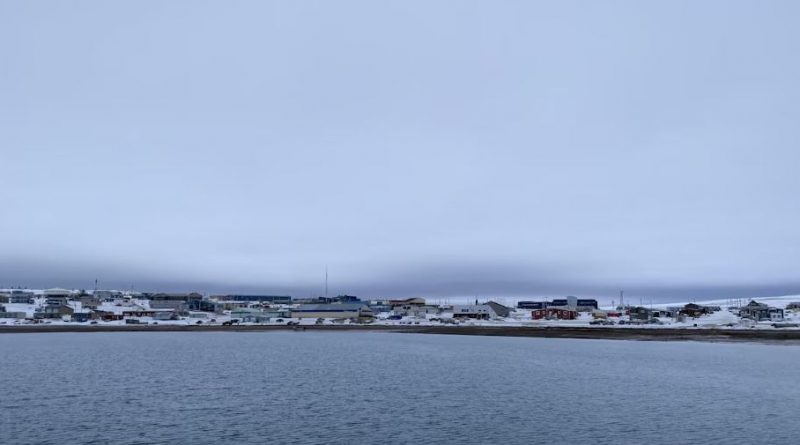 Un village près de l'eau.