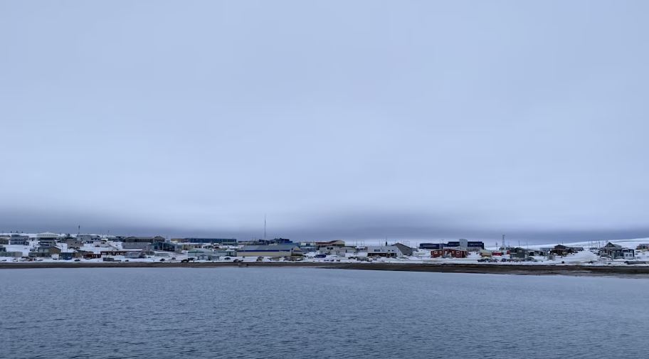 Un village près de l'eau.