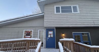 La facade d'une maison en hiver.