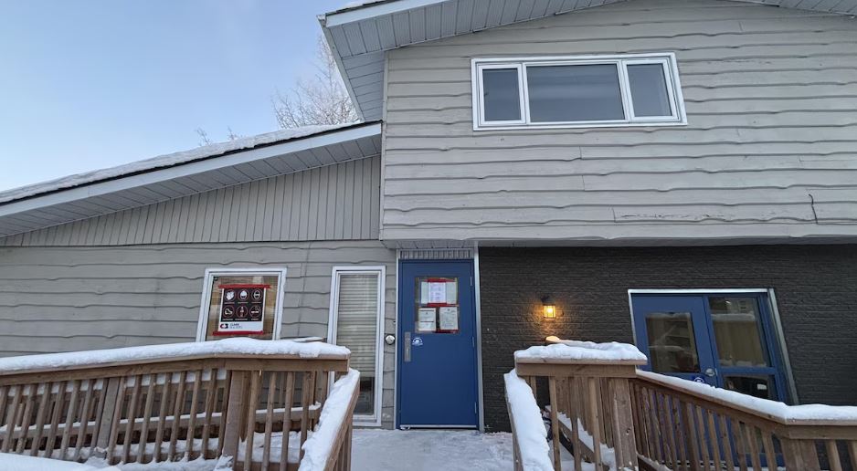 La facade d'une maison en hiver.