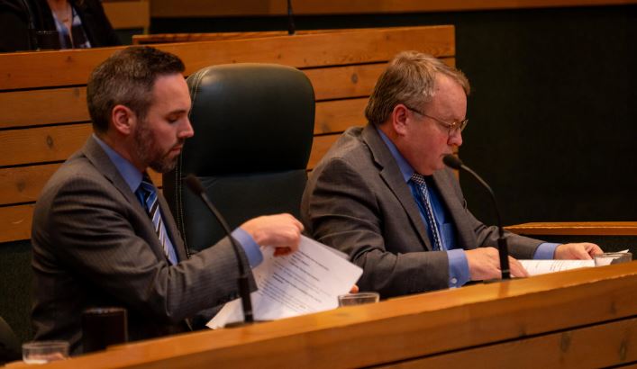 Currie Dixon à l'Assemblée. 