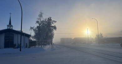 Une rue sous une brume de cristaux de glace