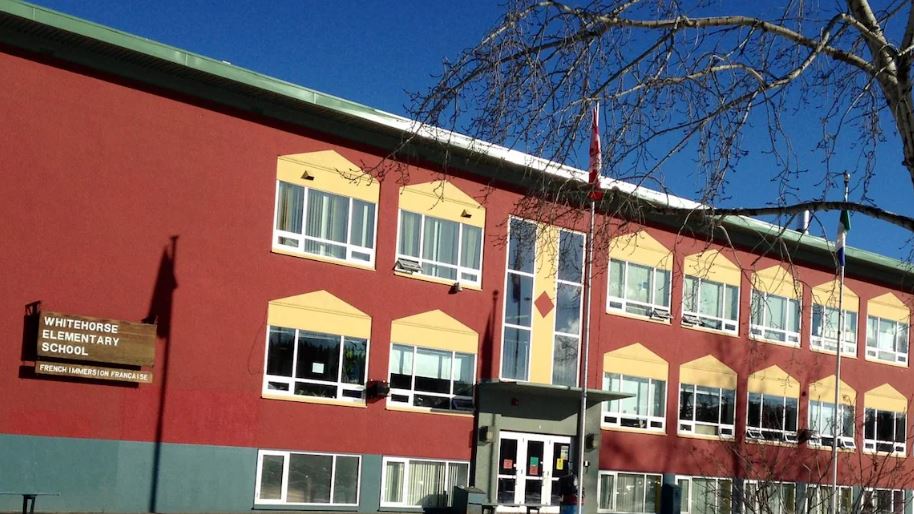 La façade d'une école.