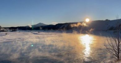 Le fleuve Yukon en hiver près du centre-ville de Whitehorse, le 10 janvier 2024.