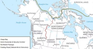 Une carte avec le tracé proposé du corridor économique et de sécurité de l'Arctique.