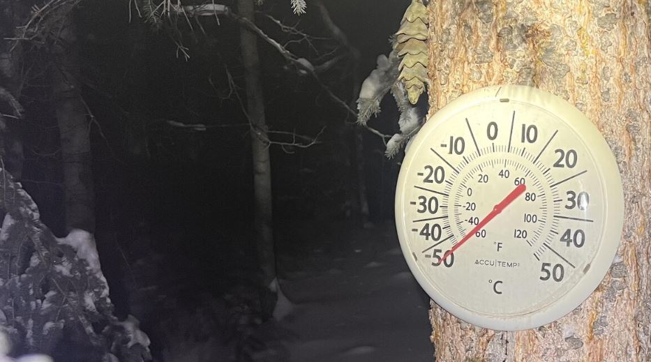 L'aiguille du thermomètre atteint le plancher de -50 C.