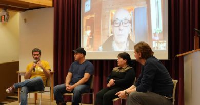 Une table ronde composée de cinq personnes.