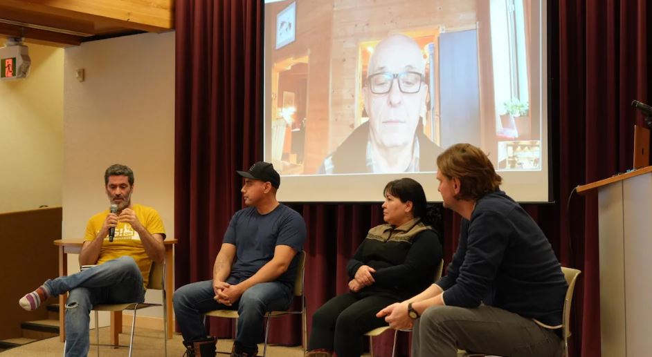 Une table ronde composée de cinq personnes.
