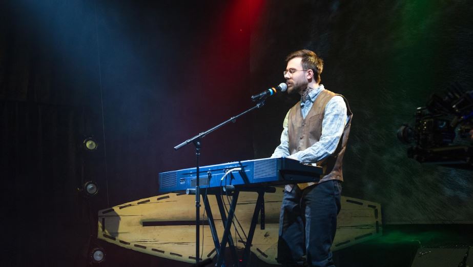 Une homme joue au piano.