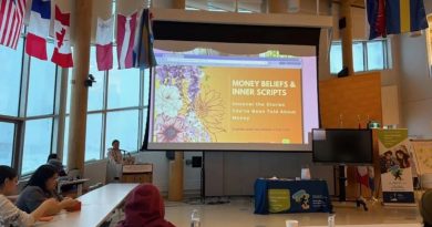 Des jeunes regardent une présentation.