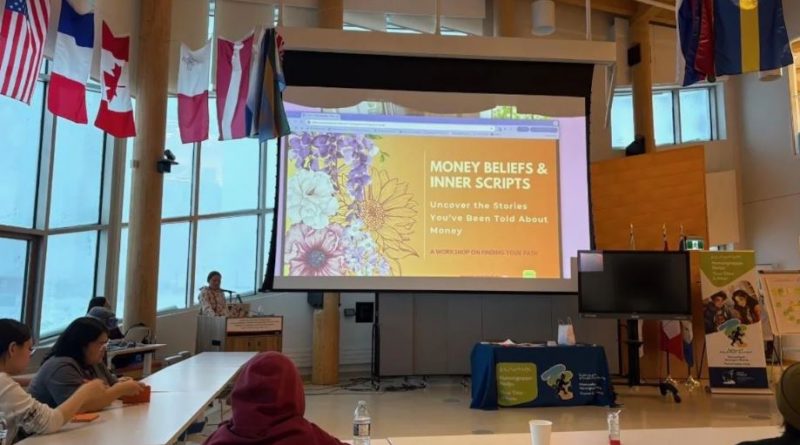 Des jeunes regardent une présentation.