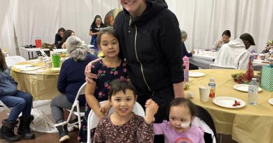 Une mère avec ses trois petites filles.