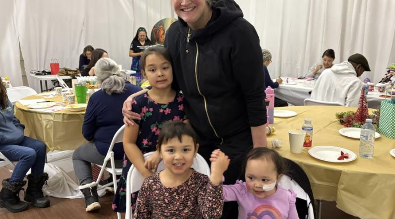 Une mère avec ses trois petites filles.