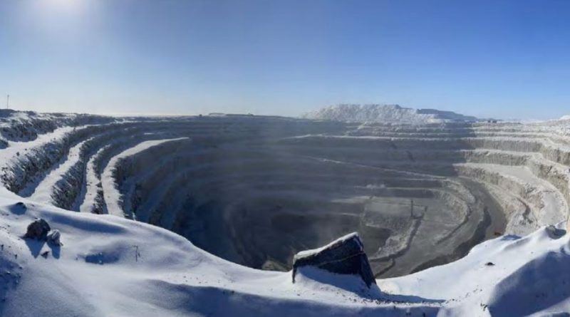 Un mine à ciel ouvert l'hiver.