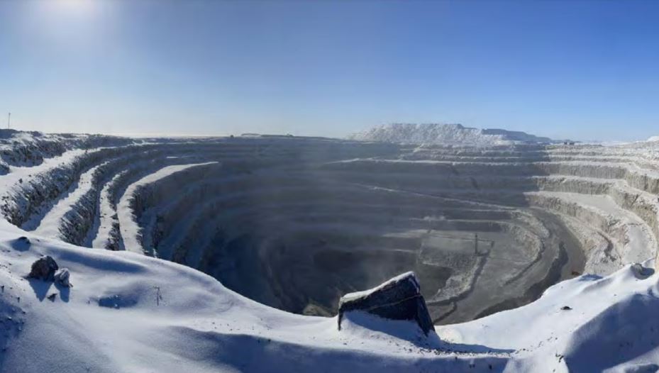Un mine à ciel ouvert l'hiver.