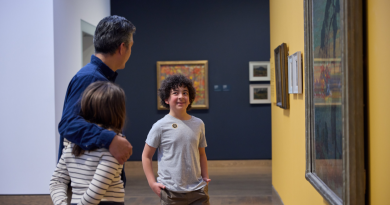 Un enfant regarde un homme avec sa fillette.