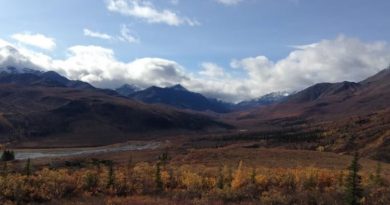 Une vallée avec des montagnes.