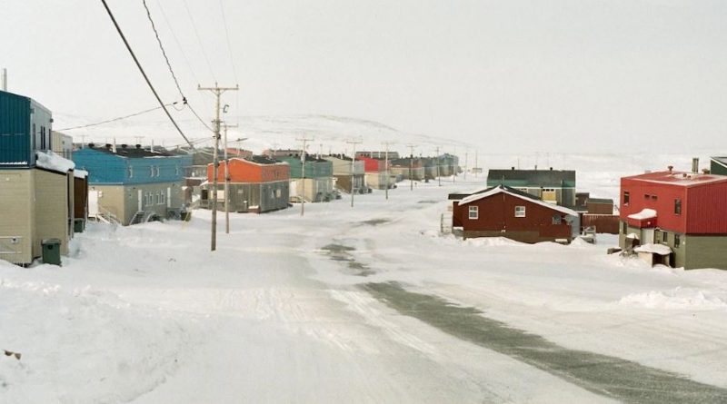 Des maisons dans la communauté d'Inukjuak au Nunavik.