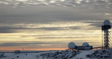 Un station de radar dans l'Arctique canadien.
