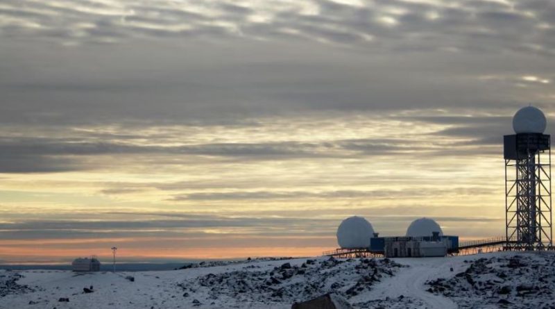 Un station de radar dans l'Arctique canadien.