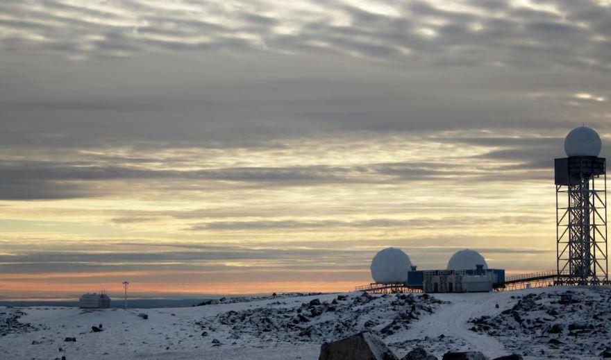 Un station de radar dans l'Arctique canadien.