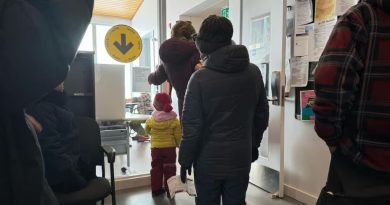 Des citoyens font la file à un bureau de vote.