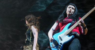 Une femme joue de la guitare.