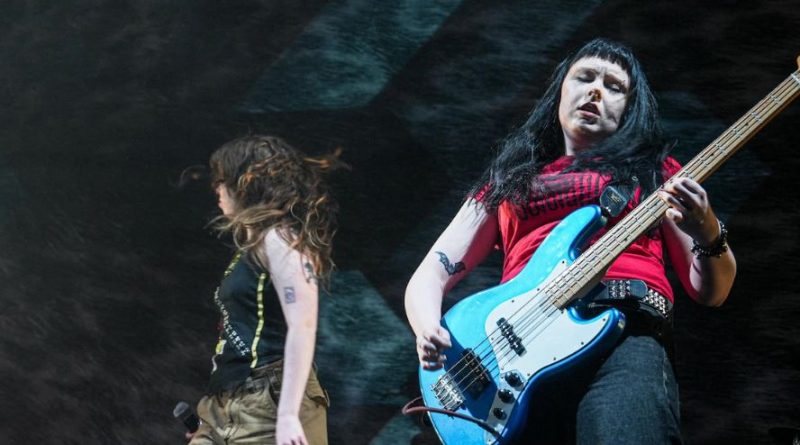 Une femme joue de la guitare.