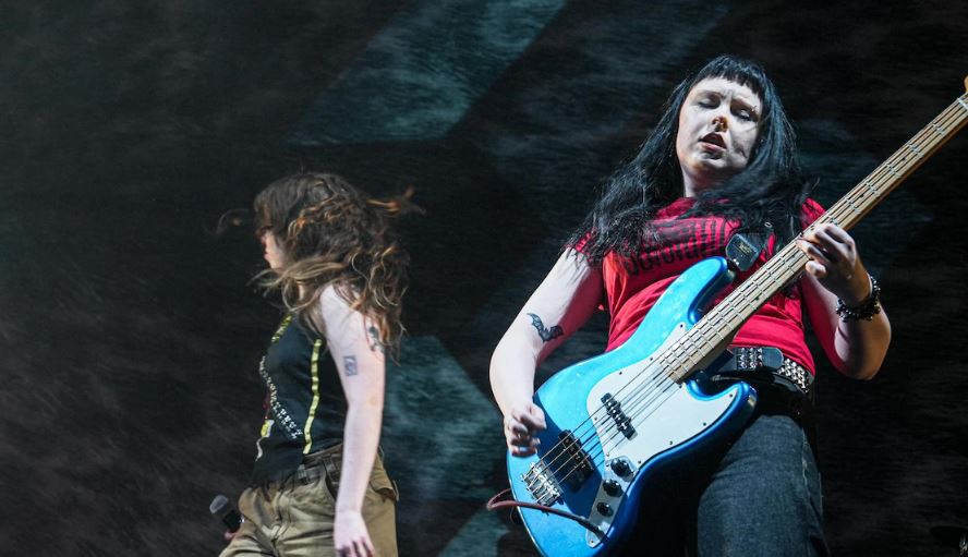 Une femme joue de la guitare.