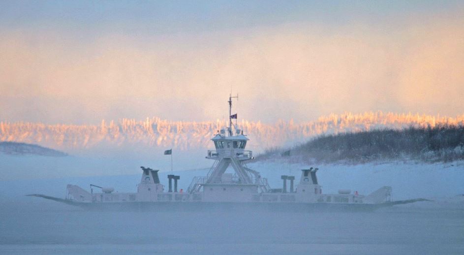 Un traversier circule en hiver sur la rivière Peel.