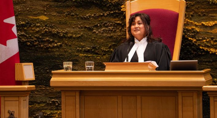 Yvonne Clarke trône à l'Assemblée. 