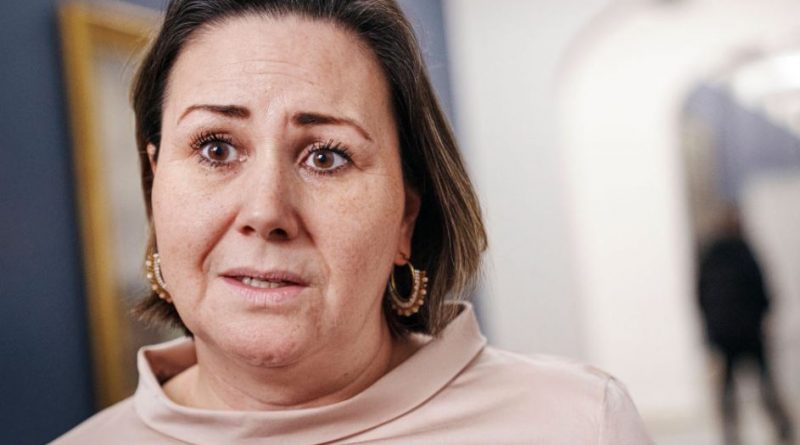 Une femme regarde sur le côté.