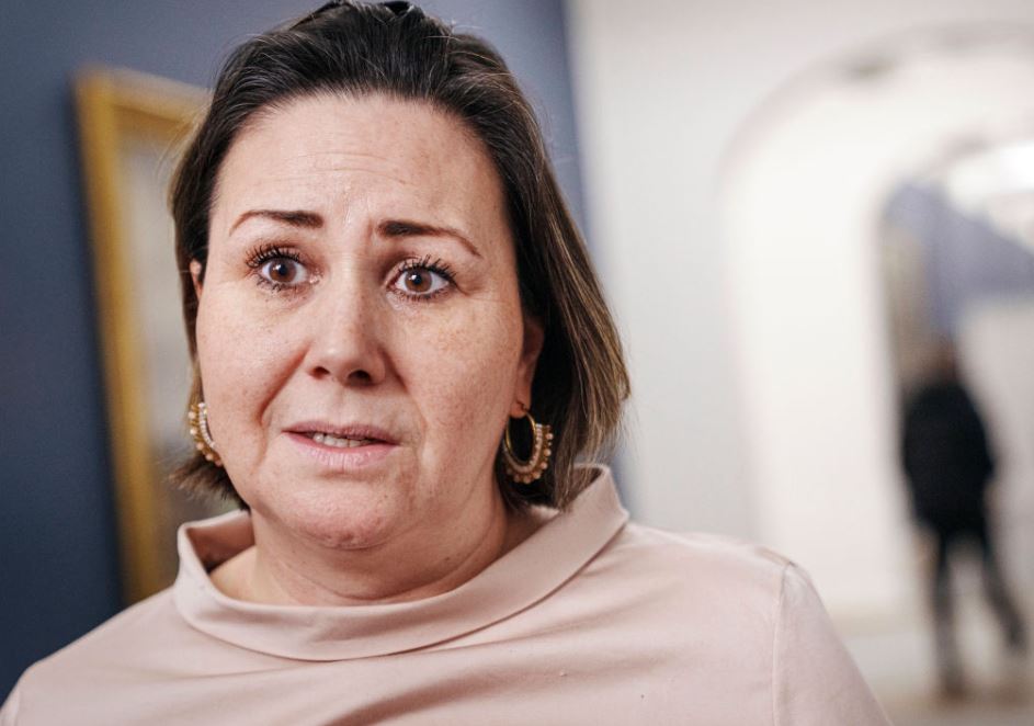 Une femme regarde sur le côté.