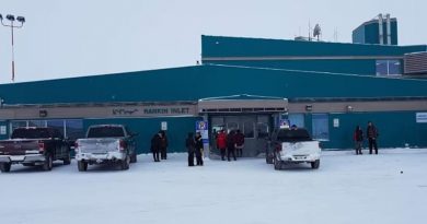 La façade extérieure de l'aéroport de Rankin Inlet, durant l'hiver.