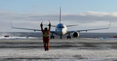 L'avion roule sur le tarmac.