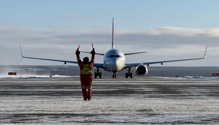 L'avion roule sur le tarmac.